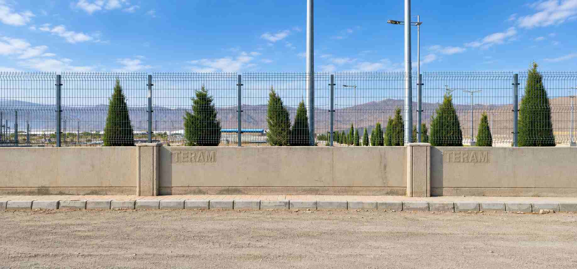 دیوار بتنی پیش ساخته با نرده فلزی محوطه صنعتی