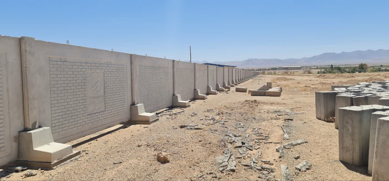 دیوار حفاظتی بتنی تصفیه خانه فاضلاب آباده نمای کلی