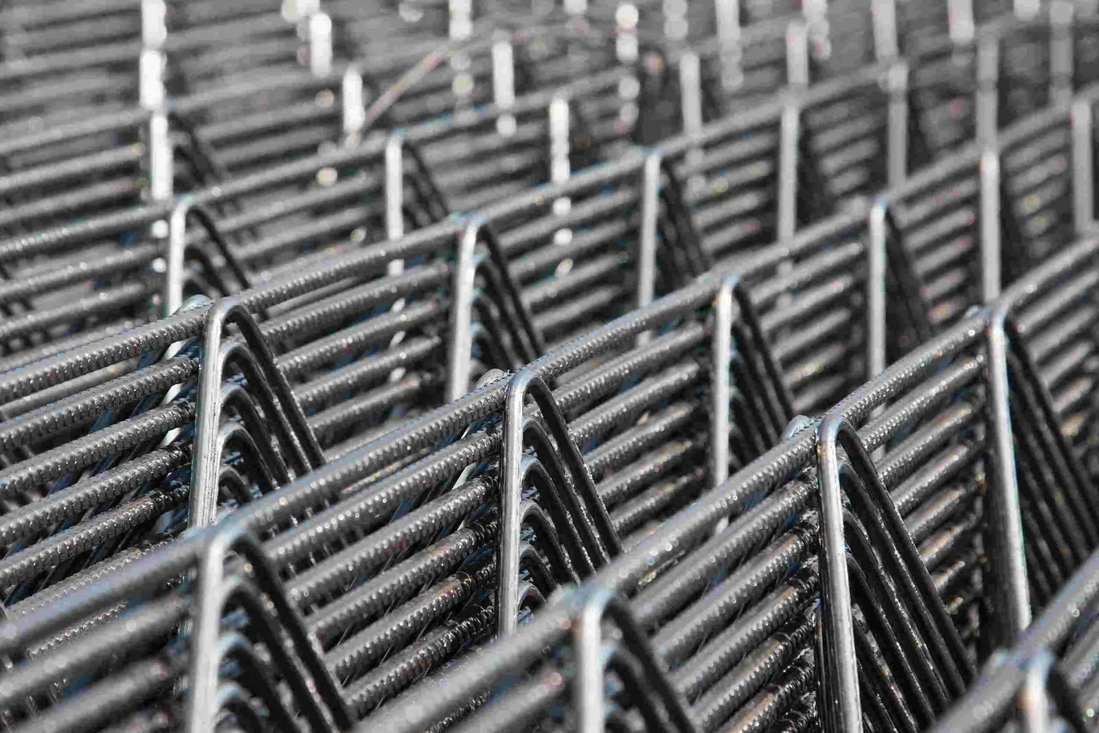 نمای نزدیک خرپای فلزی تیرچه با میلگرد